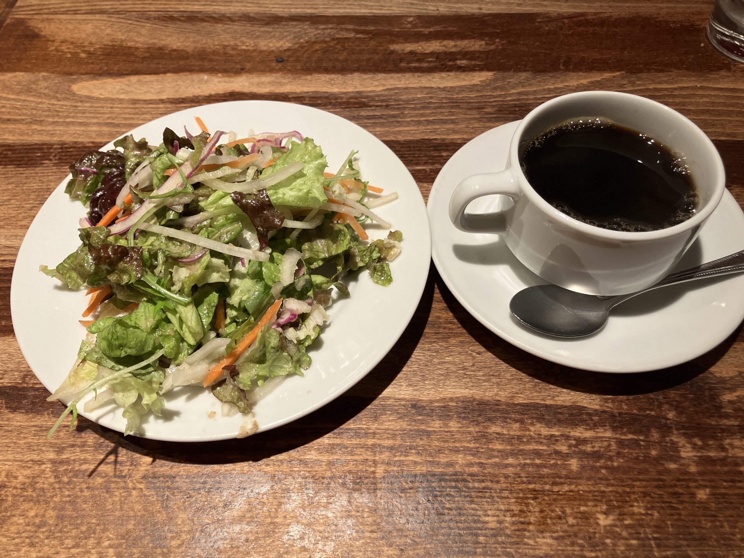 Cセットのサラダとドリンク