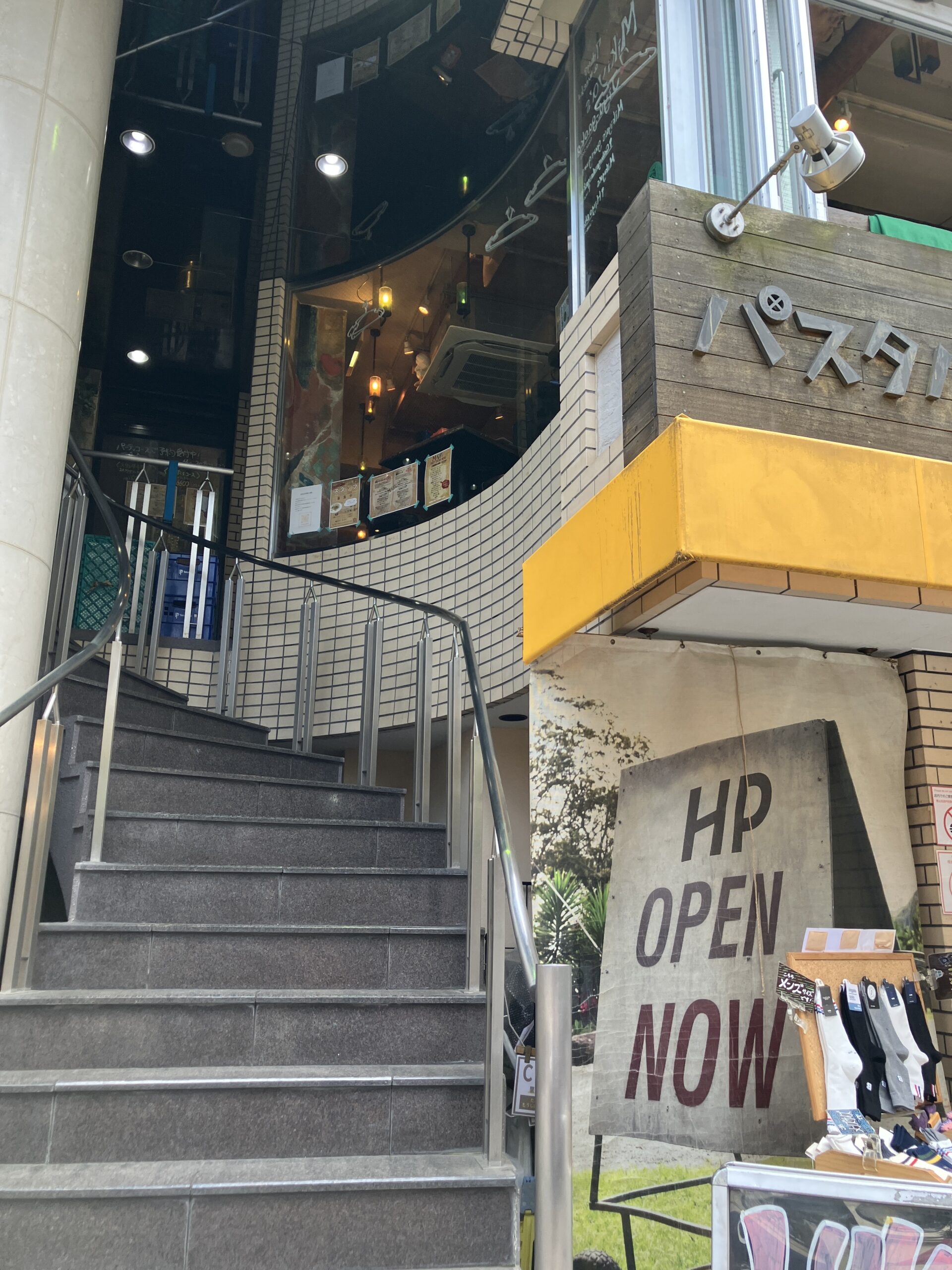 パスタバルMiKiYA's入口階段