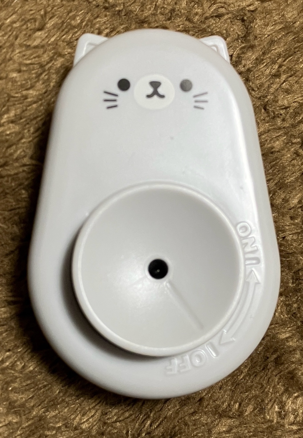 猫の顔デザインがかわいいキャンドゥのたまごの穴あけ器