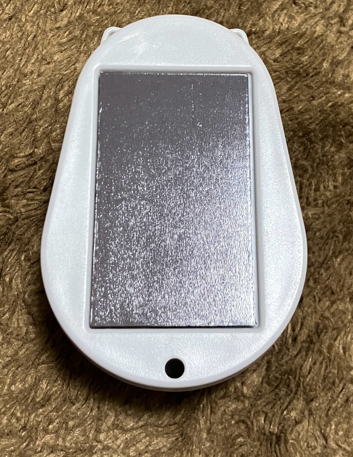 裏面にマグネットが付いたキャンドゥの猫型たまごの穴あけ器